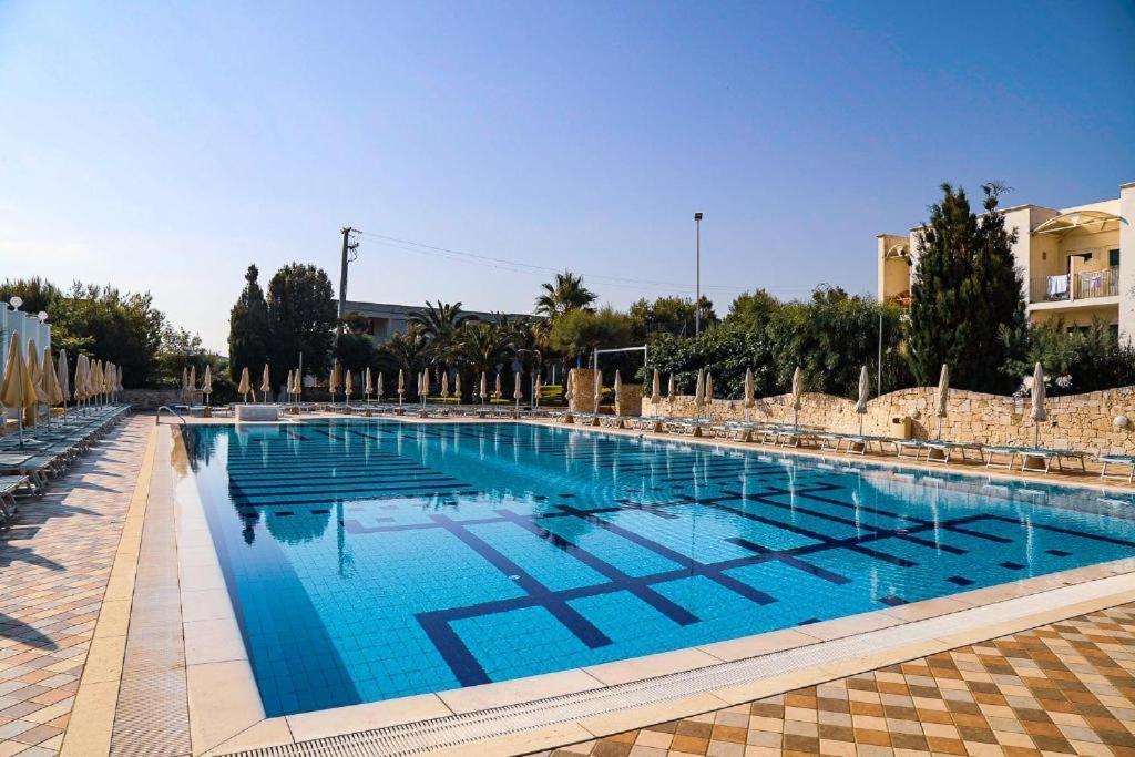 טורה סנטה סאבינה Hotel Scoglio Degli Achei מראה חיצוני תמונה